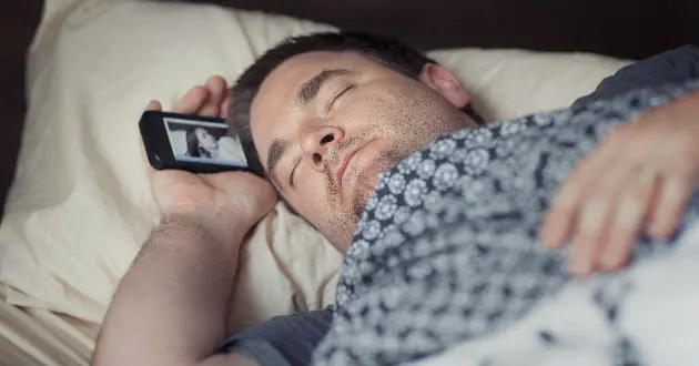 El celular no es la mejor compañía para dormir