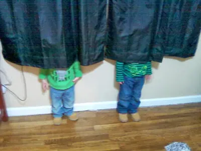Por que los niños se tapan los ojos al esconderse?