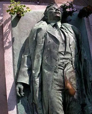 El extraño caso de erección de una estatua francesa.