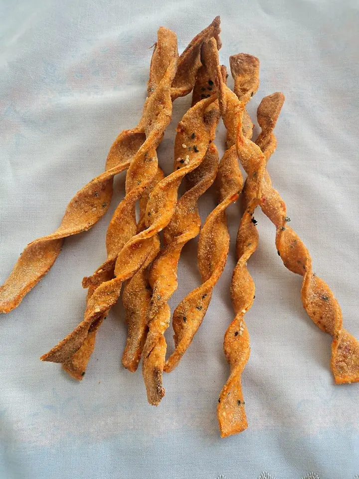 Grisines de tomate y pasta de sésamo Ⓥ