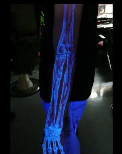 tatuajes fosforescentes + tatuajes raros