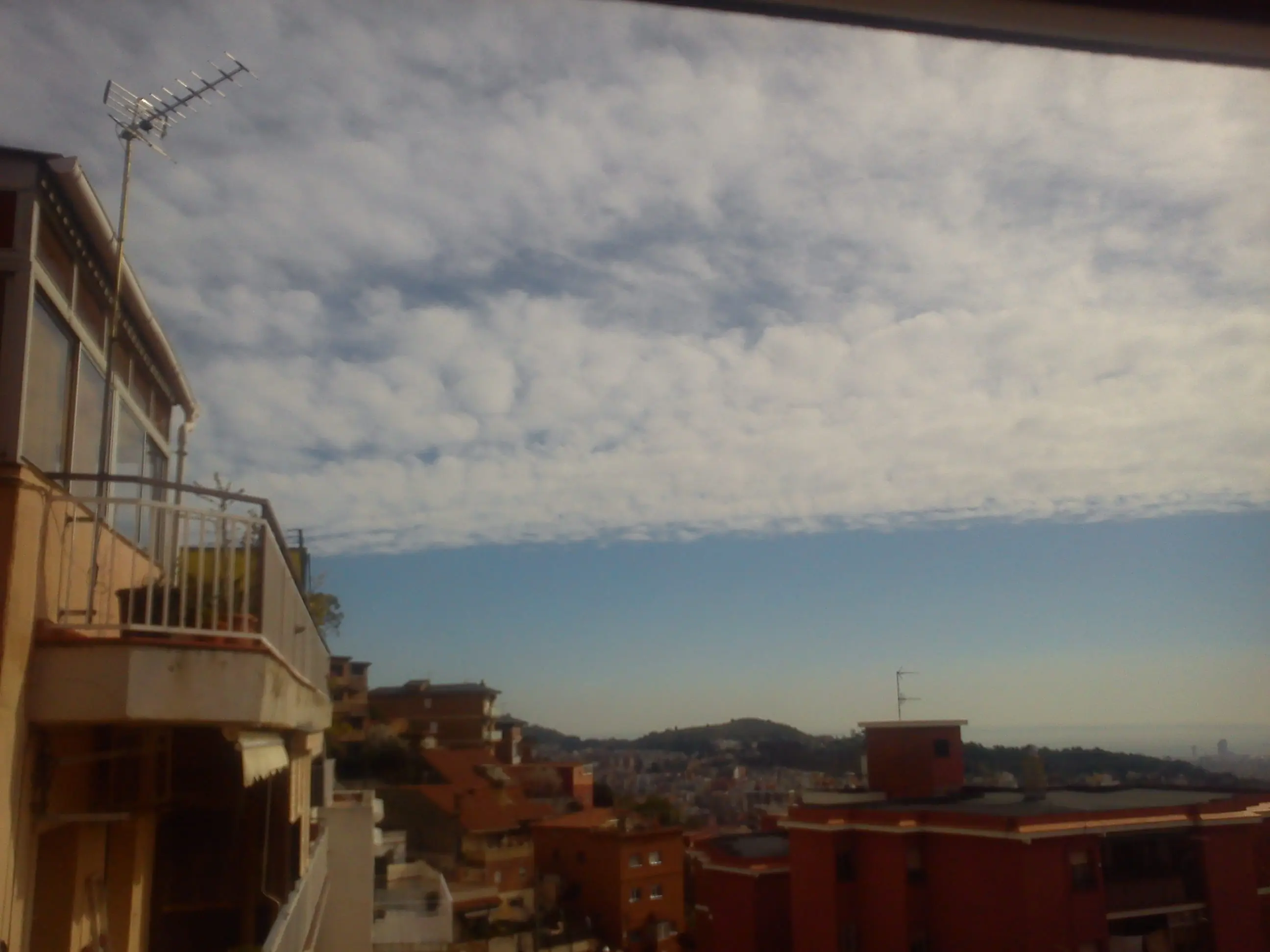 Un cielo totalmente plano, anómalo y artificial