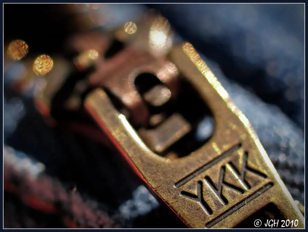 YKK, 90% lo tiene en su bragueta