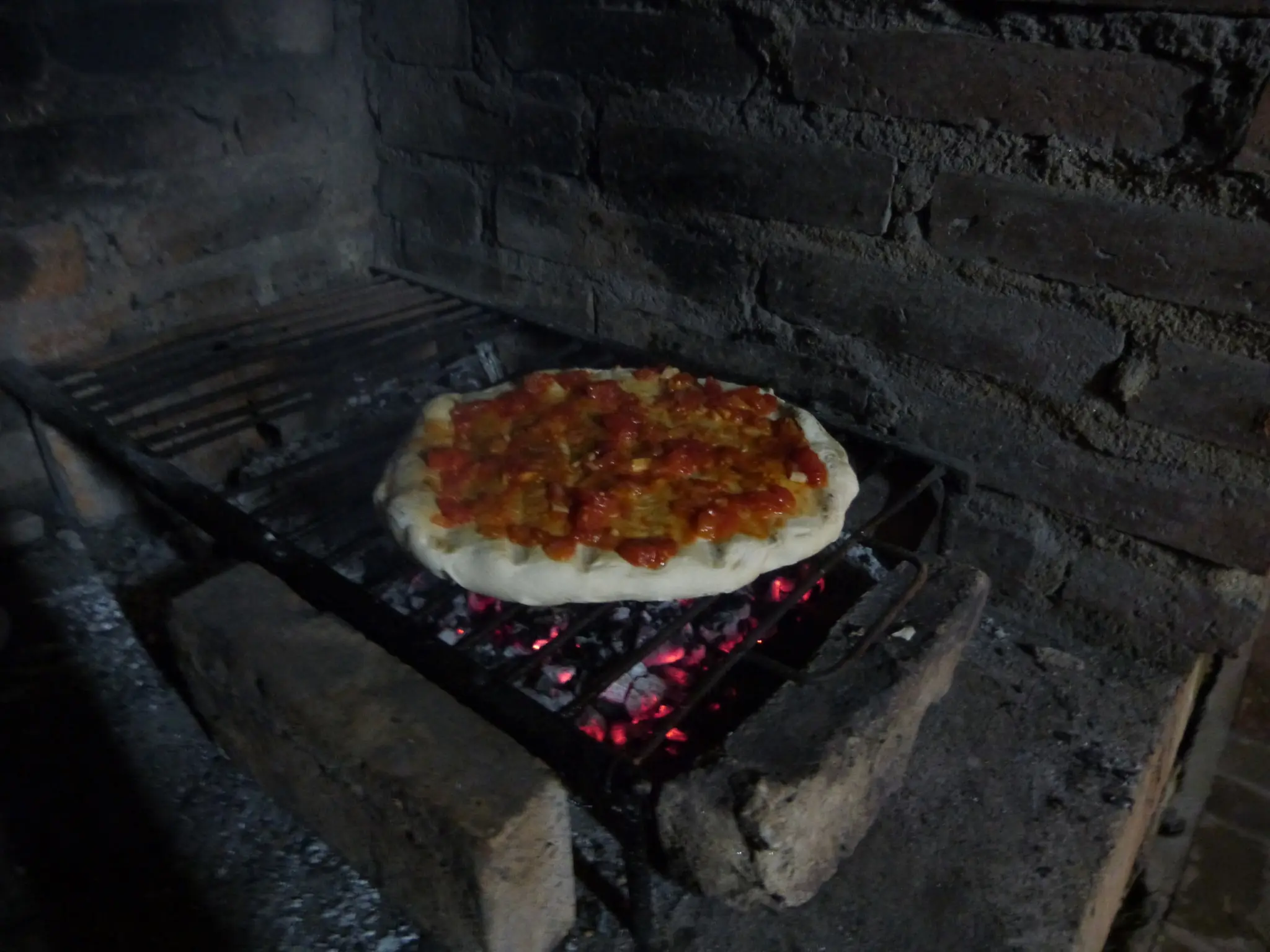 Pizza a la parrilla a leña por Orgullo