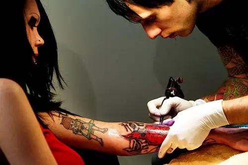¿Tatuarse es peligroso?