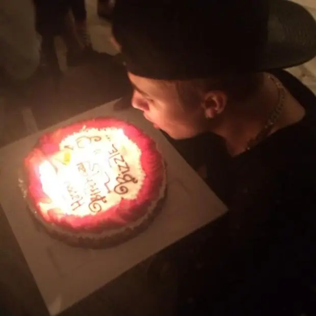 Familia y amigos felicitan a Justin Bieber por su cumpleaño