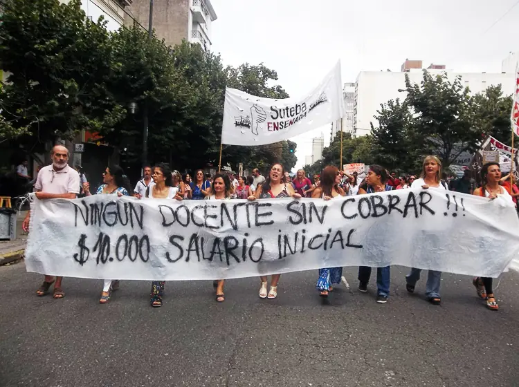 A Repsol todo, a los docentes nada