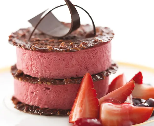 Mousse de frutos rojos con crocante de almendras