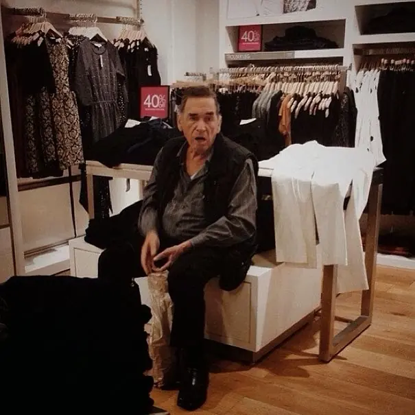 Hombre Miserable Esperando Mientras Sus Esposas Compan en Ti