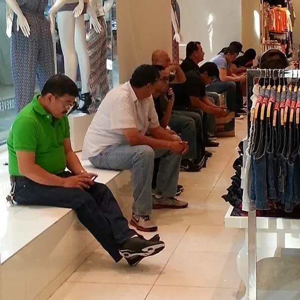 Hombre Miserable Esperando Mientras Sus Esposas Compan en Ti