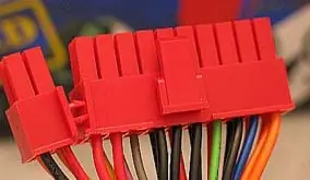 distintos conectores y cables de pc