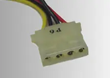 distintos conectores y cables de pc