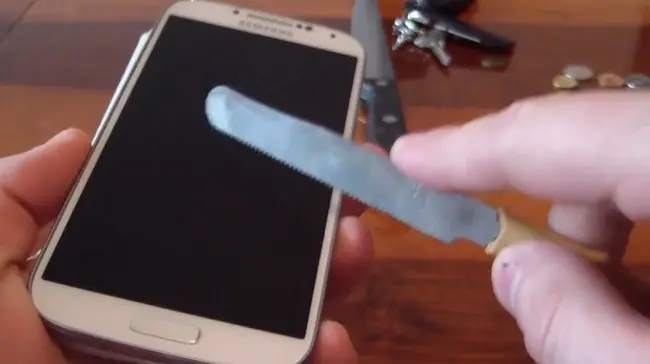 Maltratando un Galaxy S4: Gorilla Glass 3 lo aguanta todo