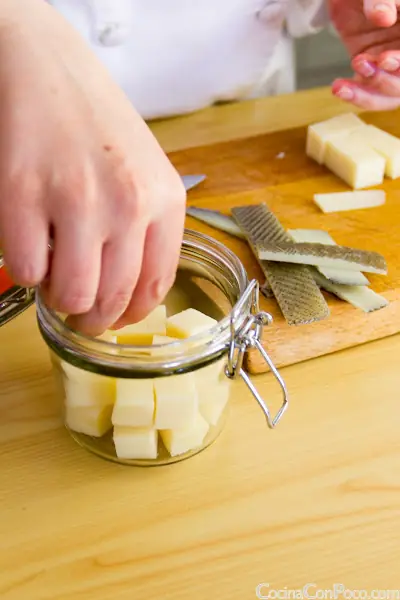 Queso en aceite con romero - Receta casera paso a paso