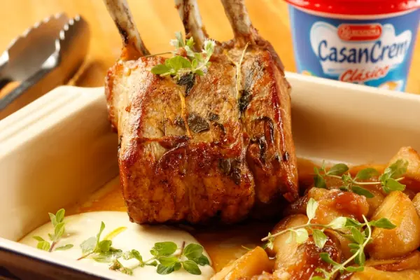 Carre de cerdo con manzanas caramelizadas y salsa de mostaza