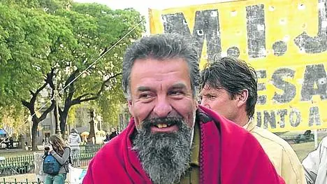 Castells denunció que facilitan el uso de armas a grupos of