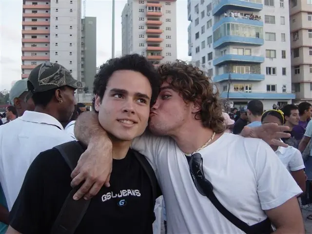 Los Argentinos, a los besos