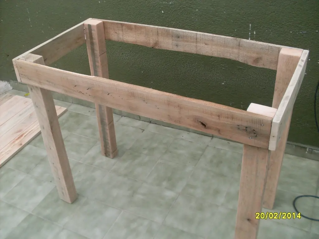mesa artesanal hecha con pallets