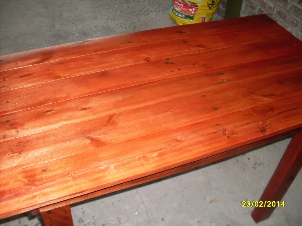 mesa artesanal hecha con pallets