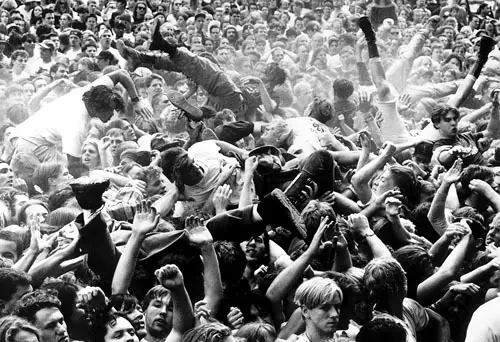 Tan bionica lleno el Planetario de Rock Satánico