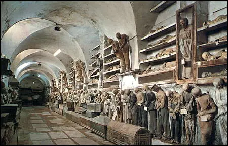 Te muestro las catacumbas en Palermo +18