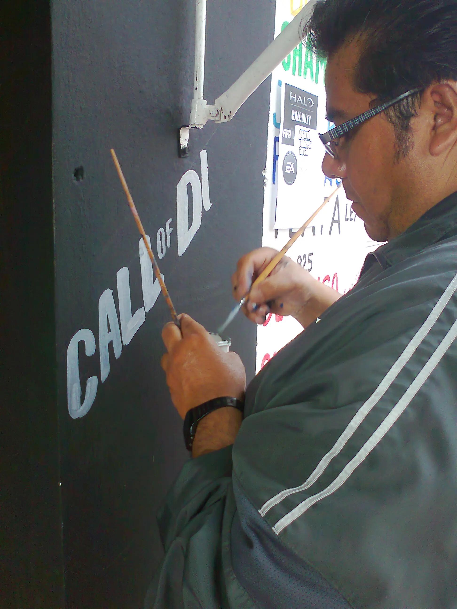 Mi viejo pintando logos de juegos