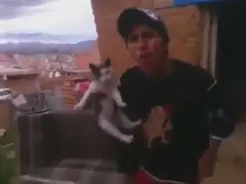 Boliviano avienta a su gato a ritmo del "Gato volador&q