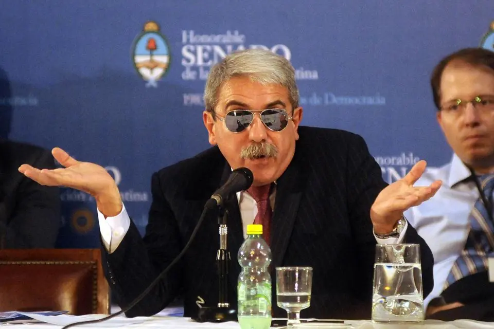 El look rock star de Aníbal Fernández