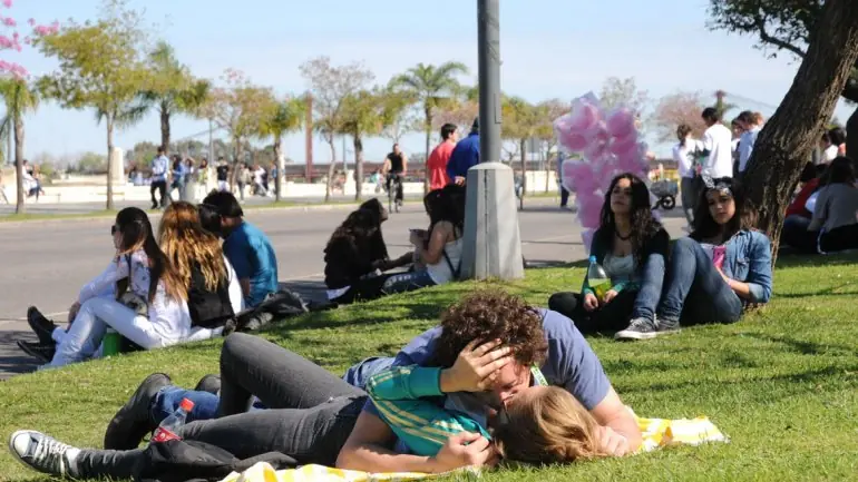 Cientos de jóvenes concurren a parques y plazas