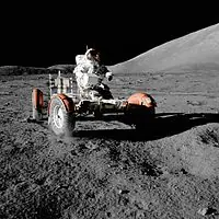 Quien fue el ultimo hombre en pisar la luna?