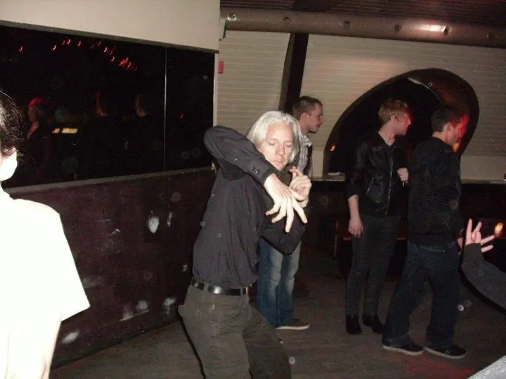 Julian Assange bailando house en Reikiavik