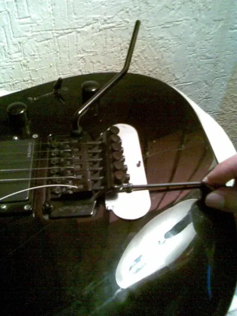 como cambiarle las cuerdas a una guitarra con puente flotant
