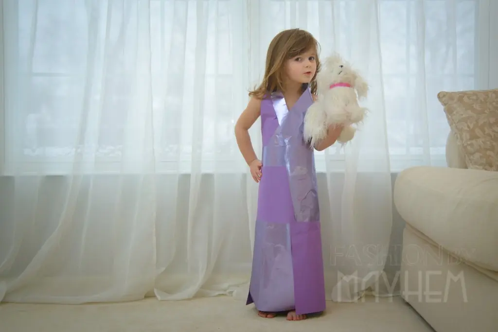 Niña de 4 años hace hermosos vestidos ¡con papel!