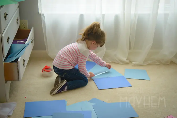 Niña de 4 años hace hermosos vestidos ¡con papel!