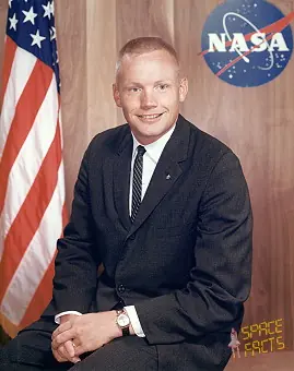 E - Neil Armstrong Cumplio 80 Años