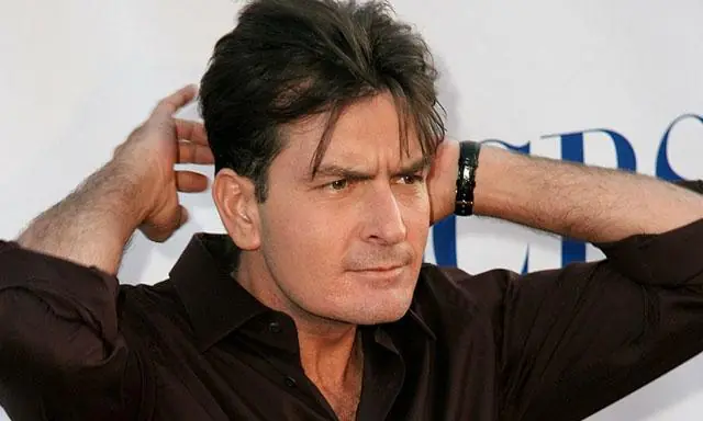 Sharlie Sheen amenaza a Ashton Kutcher