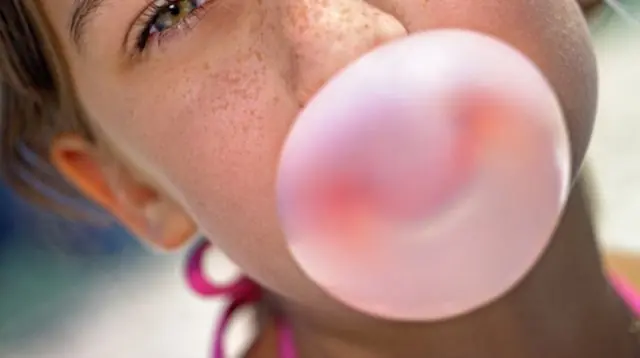 Si te tragas un chicle, ¿se pega a las tripas?