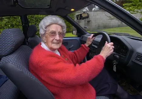 Esta abuela me alegró el finde. Reite vos también.