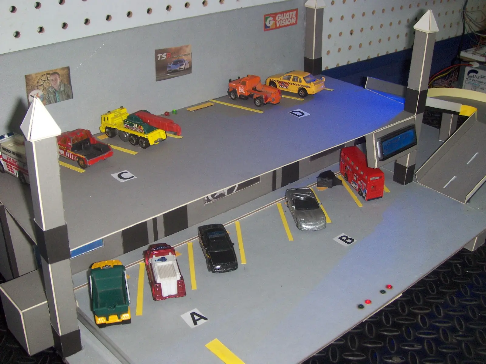 Maqueta de estacionamiento con Pic16f877a
