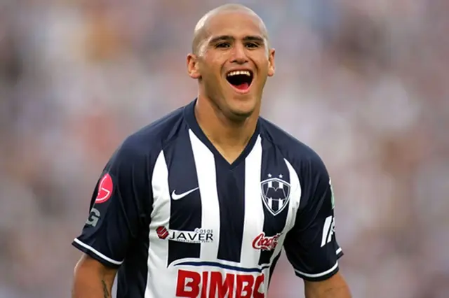 Suazo quiere irse a Boca pero si no le compran el pase.