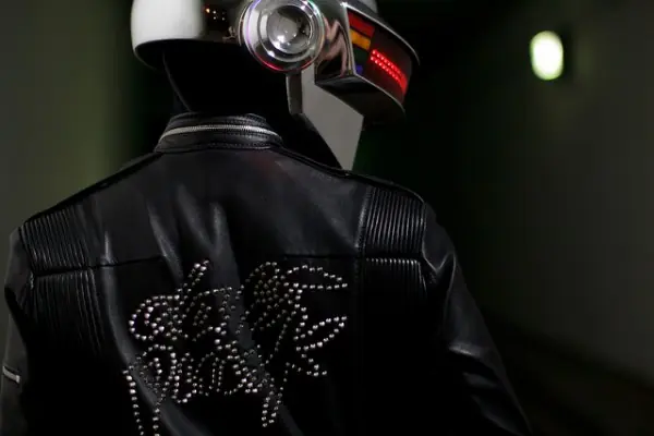 Arma tu propio casco de Daft Punk