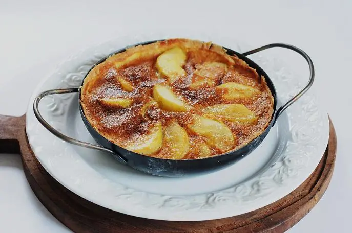 Tarta espumosa de peras sobre masa de hojaldre