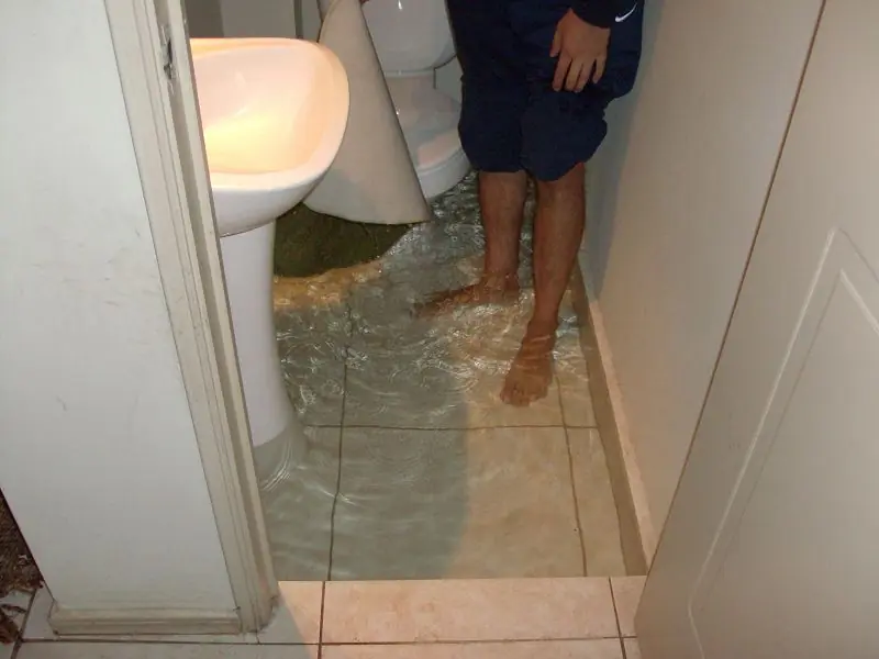 Como arreglar un inodoro inundado?