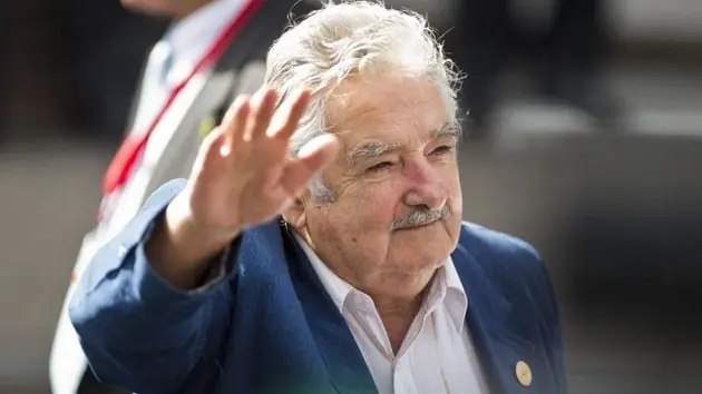 Mujica cede el trono ya no es el presidente mas pobre