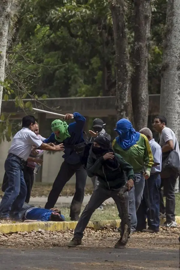 Chavistas linchan y desnudan estudiantes en Caracas.
