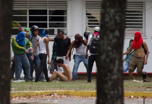 Chavistas linchan y desnudan estudiantes en Caracas.