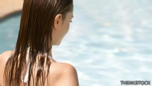 ¿Por qué el cabello mojado se ve más oscuro?