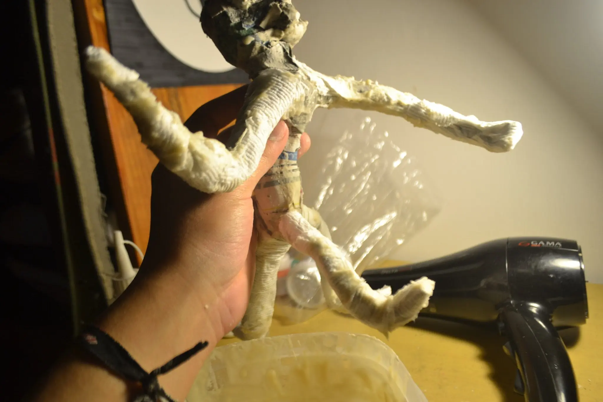 Haciendo un alebrije.