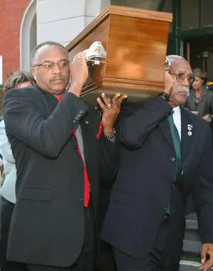 Muerto revive en su propio funeral
