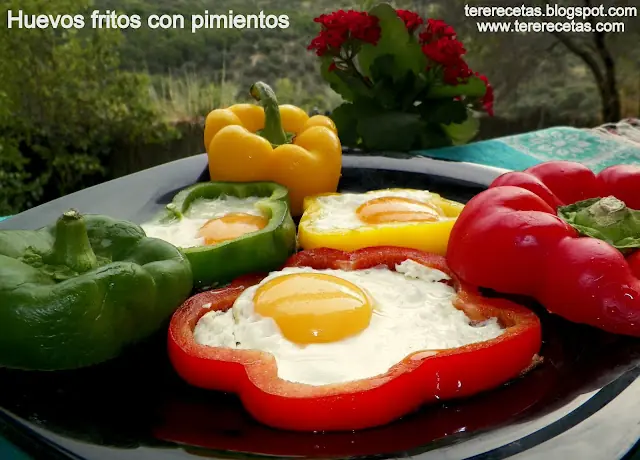 Huevos fritos con pimientos.